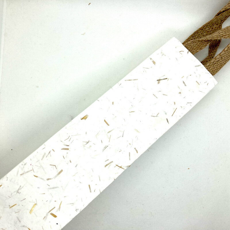 Geschenktasche (Flaschentasche) aus Handgeschöpftem Papier aus Baumwolle (10x8,5x36cm) Geschenktasche (Flaschentasche) aus Handgeschöpftem Papier aus Baumwolle (10x8,5x36cm)