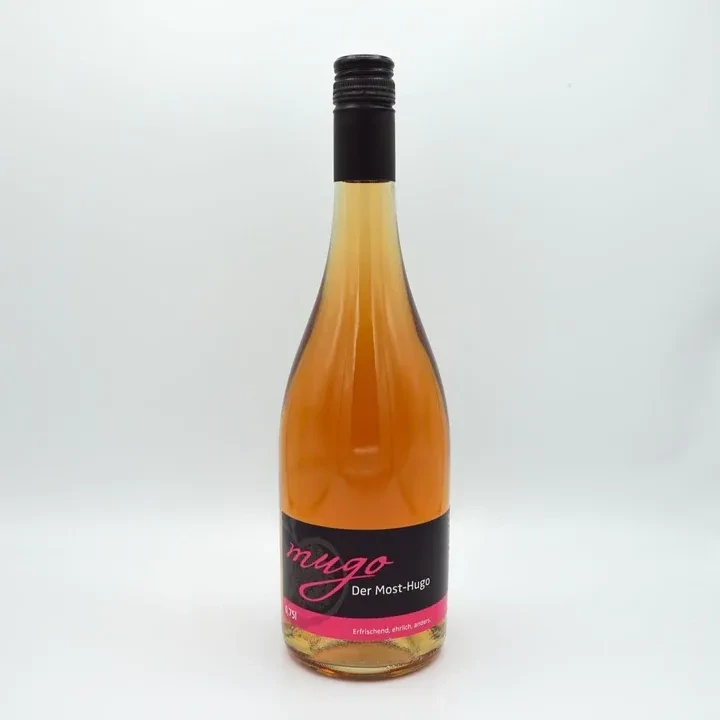 Apfel-Johannisbeer-Perlwein mit Holunderblütensirup – mugo Der Most-Hugo halbtrocken 0,75l ? Apfel-Johannisbeer-Perlwein mit Holunderblütensirup – mugo Der Most-Hugo halbtrocken 0,75l ?