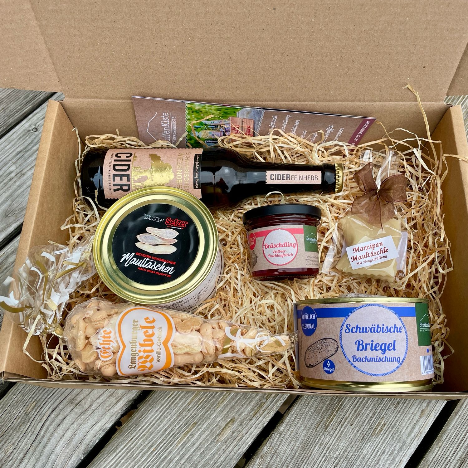 Schwaben-Schachtel Geschenkbox – Schwäbische Spezialitäten Box mit Maultaschen, Cider & Wibele ? Schwaben-Schachtel Geschenkbox – Schwäbische Spezialitäten Box mit Maultaschen, Cider & Wibele ?