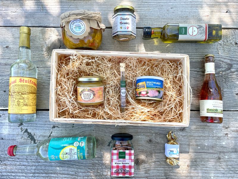 Hohenstaufen Geschenkkorb – Premium Geschenkkorb mit Feinkost, Spezialitäten & Holzkorb ?