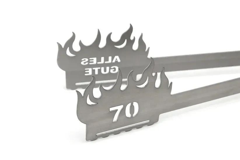 Grillzange Flamme Alles Gute 70 – Grillzange aus Edelstahl zum 70. Geburtstag ? Grillzange Flamme Alles Gute 70 – Grillzange aus Edelstahl zum 70. Geburtstag ?