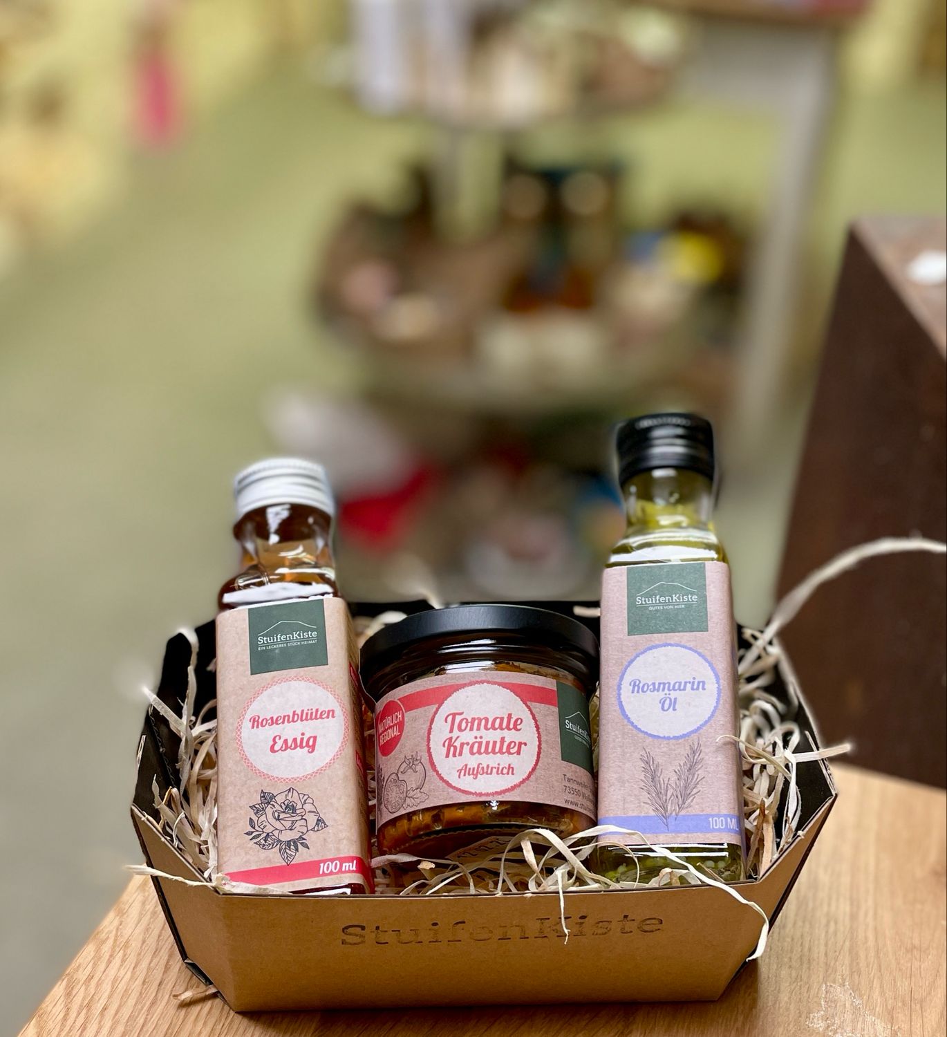 Geschenkset Feinkost ROSI– Rosenblütenessig, Rosmarinöl & Tomate-Kräuter Aufstrich | Genuss Geschenk ?