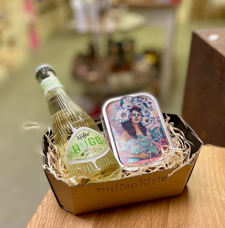 HUGO – Geschenkset mit Käfer Hugo Aperitif & Sardinen in Olivenöl | Feinkost Geschenk??