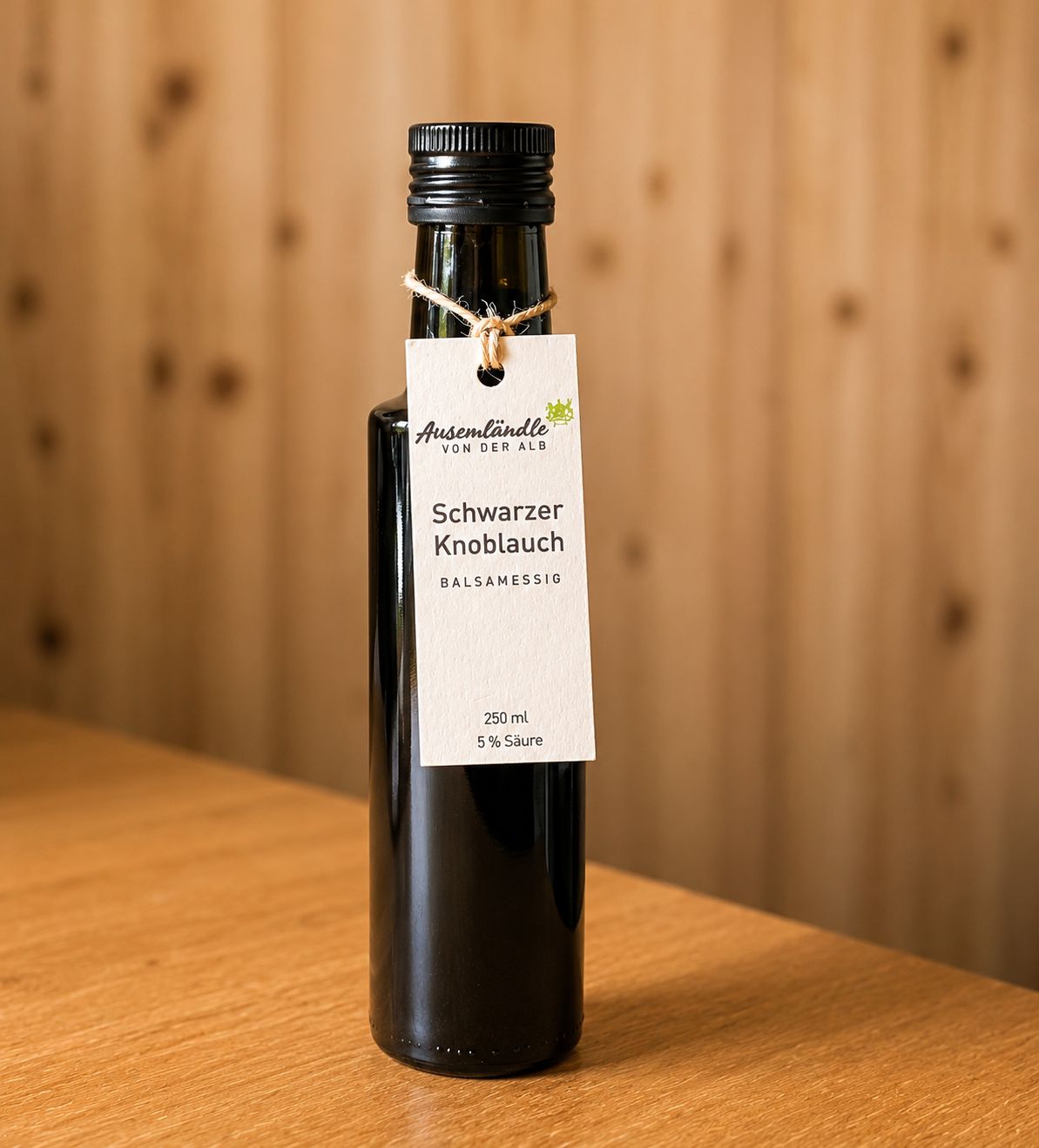 Schwarzer Knoblauch Balsamessig 250 ml ? Edler Balsamessig mit fermentiertem schwarzem Knoblauch, mild-fruchtiger Würze und regionaler Qualität von der Schwäbischen Alb.