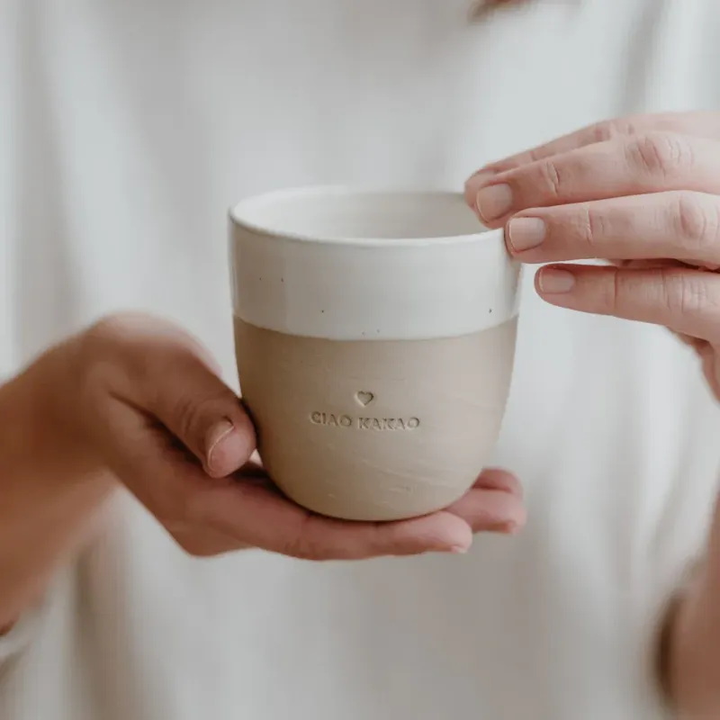 Kleiner Becher Ciao Kakao – handgefertigter Steingutbecher 200 ml ? Kleiner Becher Ciao Kakao – handgefertigter Steingutbecher 200 ml ?