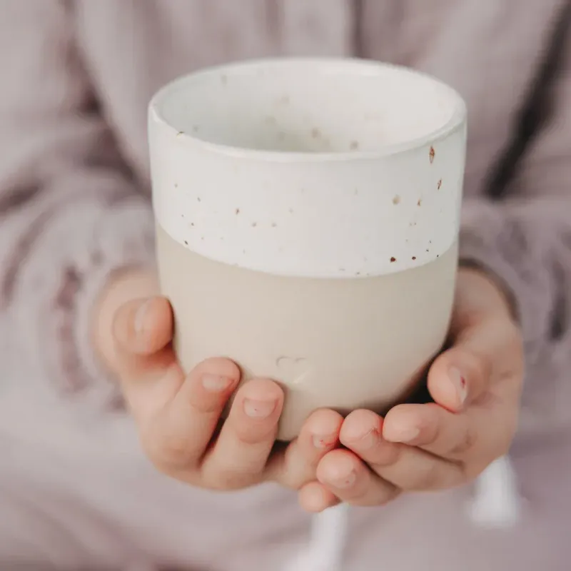 Kleiner Becher Herz – handgefertigter Steingutbecher 200 ml ? Kleiner Becher Herz – handgefertigter Steingutbecher 200 ml ?
