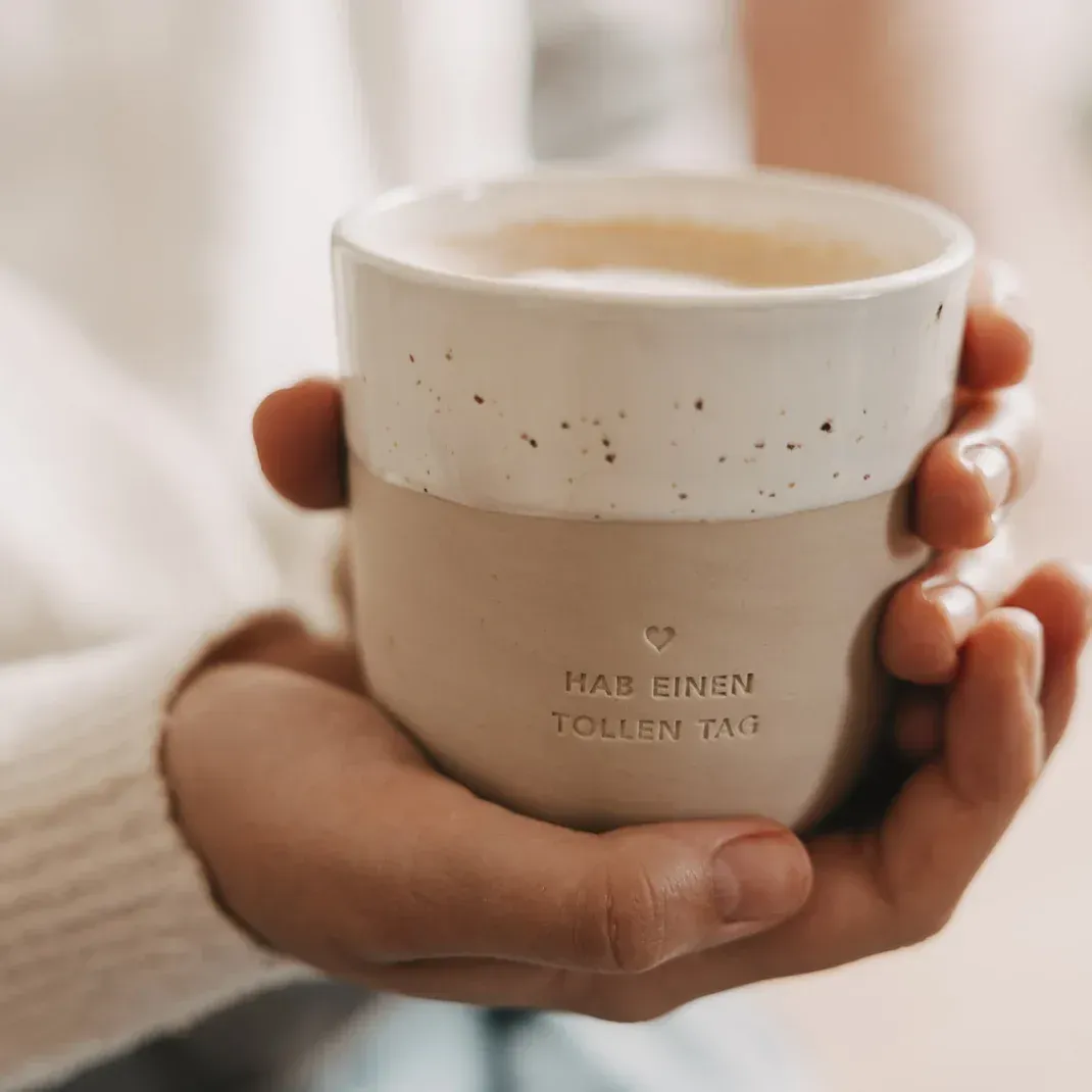 Hab einen tollen Tag – handgefertigter Steingut-Becher 320 ml ☀️