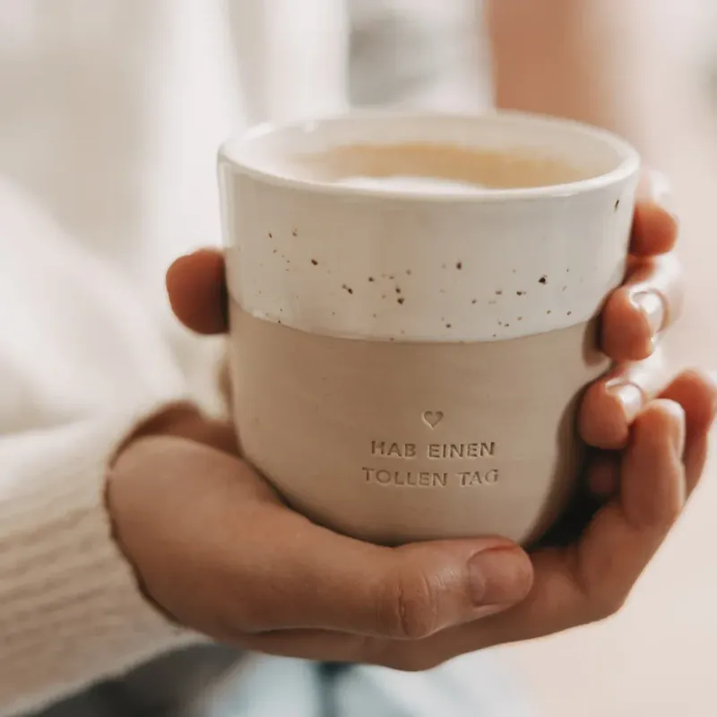 Hab einen tollen Tag – handgefertigter Steingut-Becher 320 ml ☀️