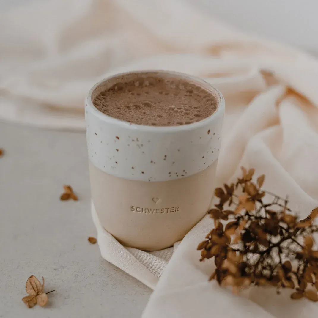 Becher „Schwester“ 320 ml – handgefertigter Steingut-Becher als Geschenk für die Schwester ? Becher „Schwester“ 320 ml – handgefertigter Steingut-Becher als Geschenk für die Schwester ?
