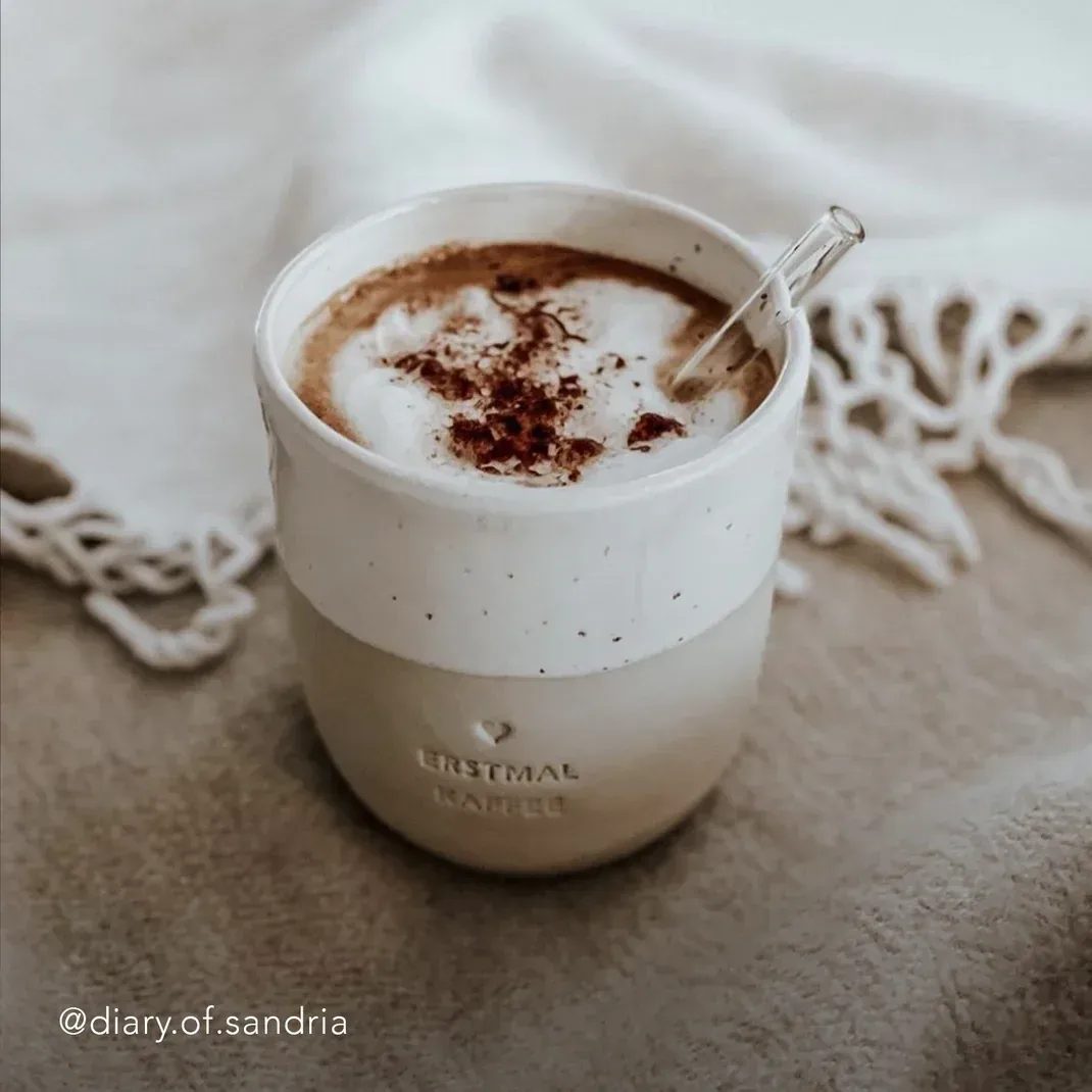 Becher „Erstmal Kaffee“ 320 ml – handgefertigter Steingut-Kaffeebecher ☕