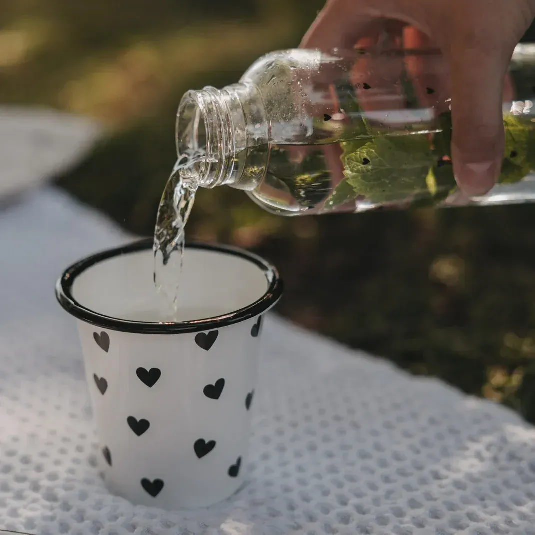 Emaille Becher Herzen 250 ml – Outdoor-Becher mit schwarzem Herzdesign ?