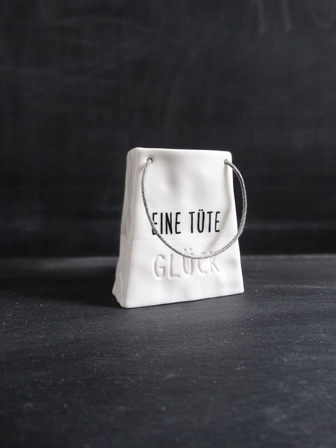 Eine Tüte Glück – kleine Porzellantüte mit grauem Band und Papieranhänger ? Eine Tüte Glück – kleine Porzellantüte mit grauem Band und Papieranhänger ?