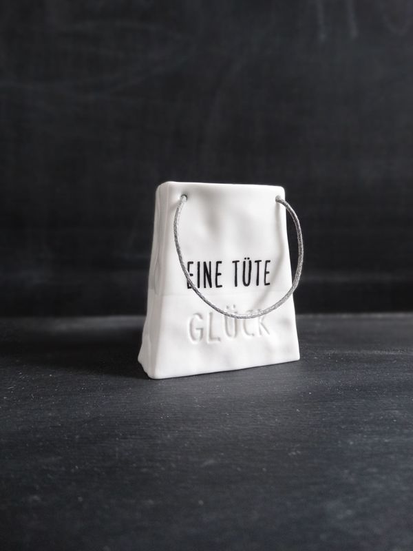 Eine Tüte Glück – kleine Porzellantüte mit grauem Band und Papieranhänger ?