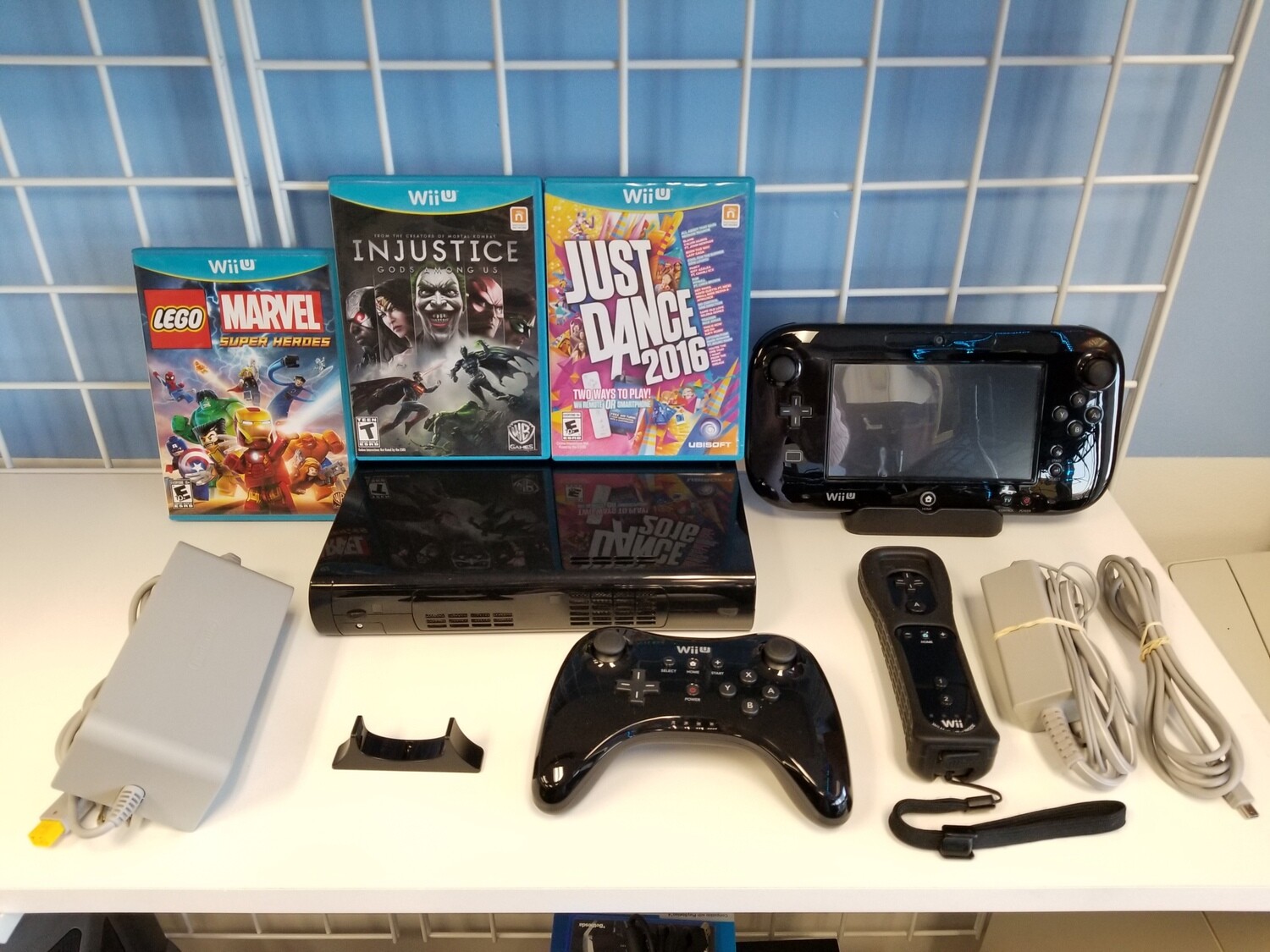 Nintendo Wii U WUP-101(02) 32GB Deluxe Console Set & Gamepad WUP-010 & Game