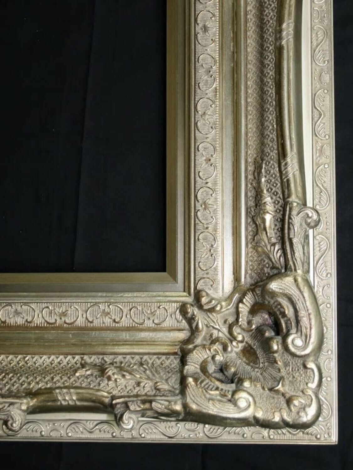 Ornate Frame 04 - Silver 61x91cm Grand