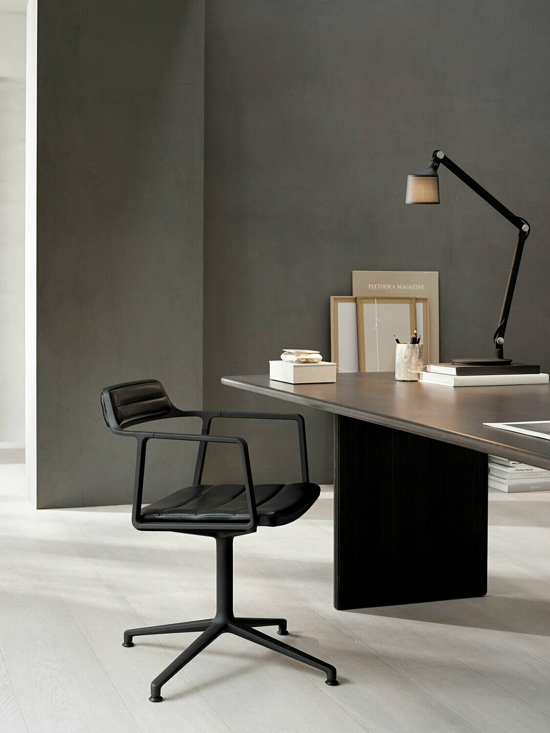 VIPP452 Swivel chair w/ gliders