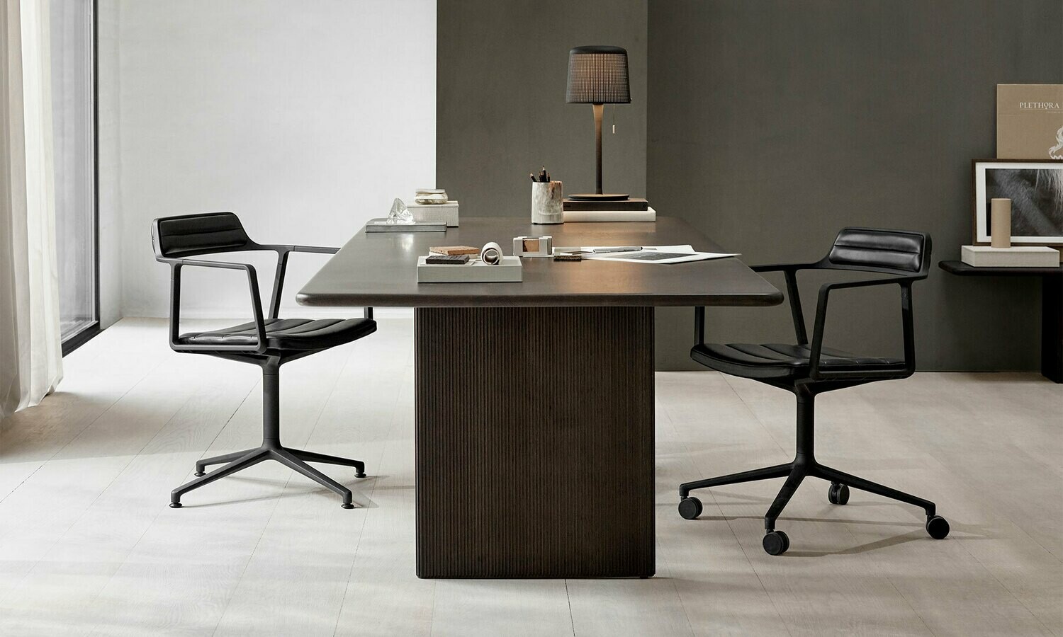 VIPP452 Swivel chair w/ gliders