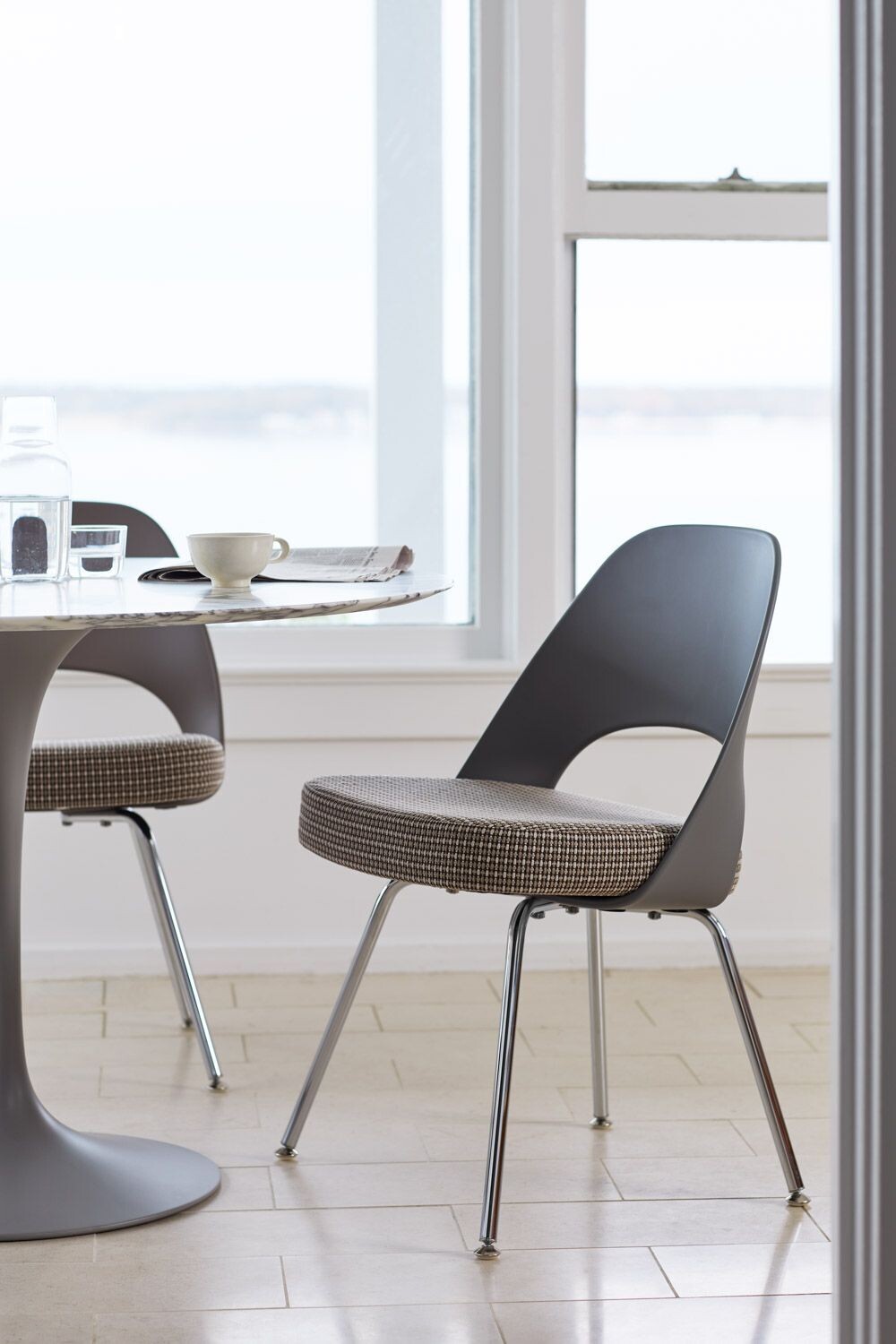 Knoll Saarinen Executive Chair Plastic Back