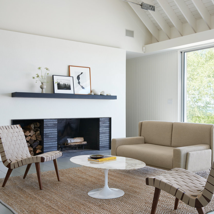 Knoll Saarinen 42" Oval Coffee Table