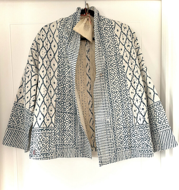 Manteau matelassé bleu et écru