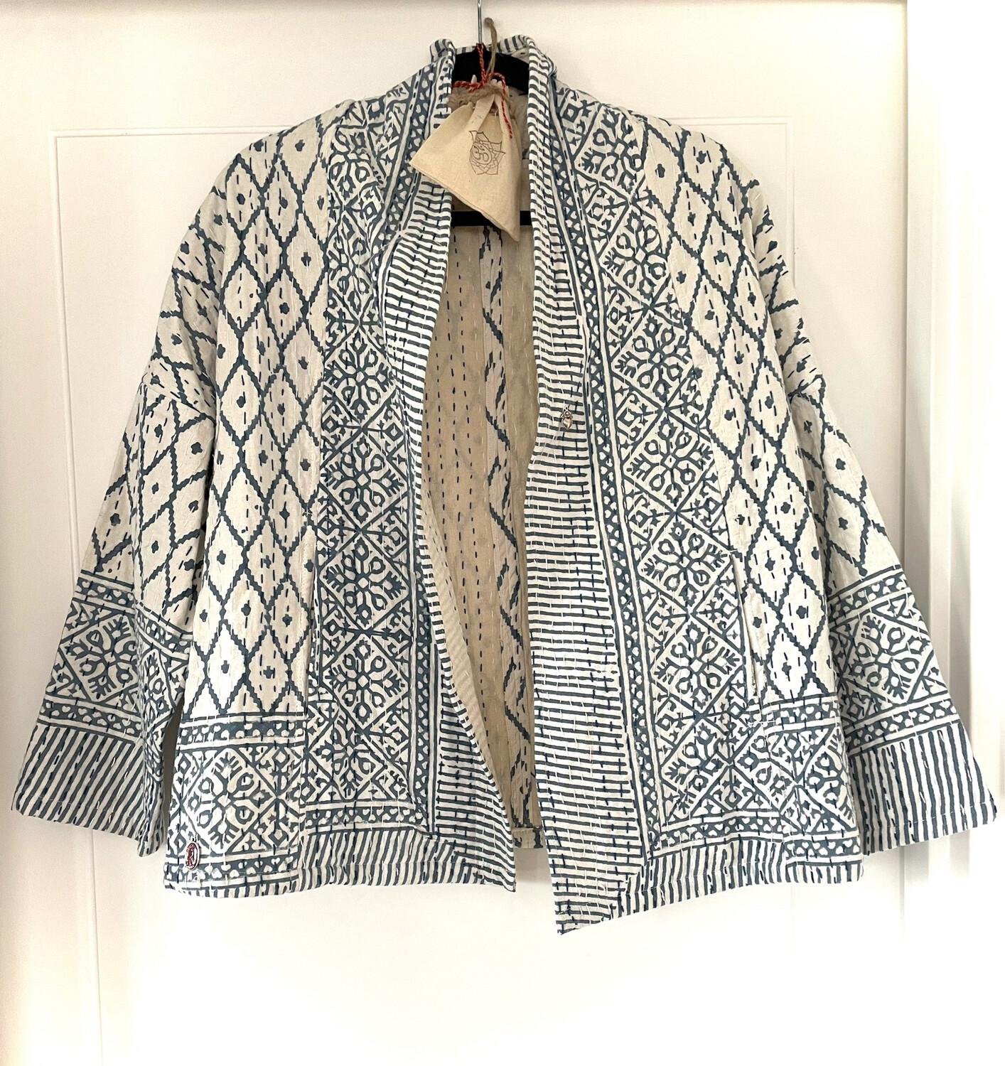 Manteau matelassé bleu et écru