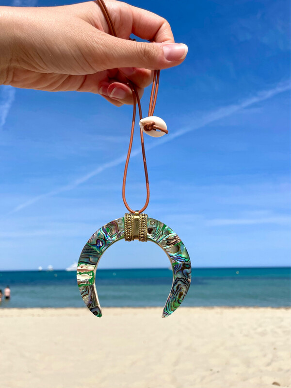 Collier sautoir Gioia corne en nacre abalone 