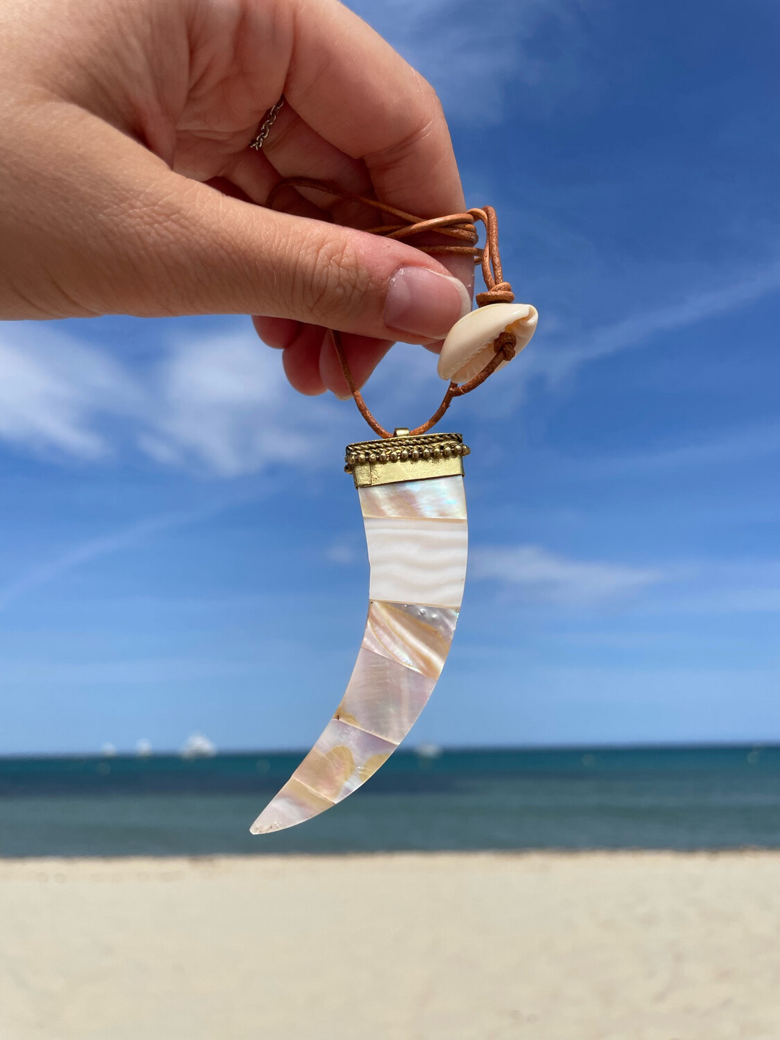 Collier sautoir Serena corne en nacre blanche 