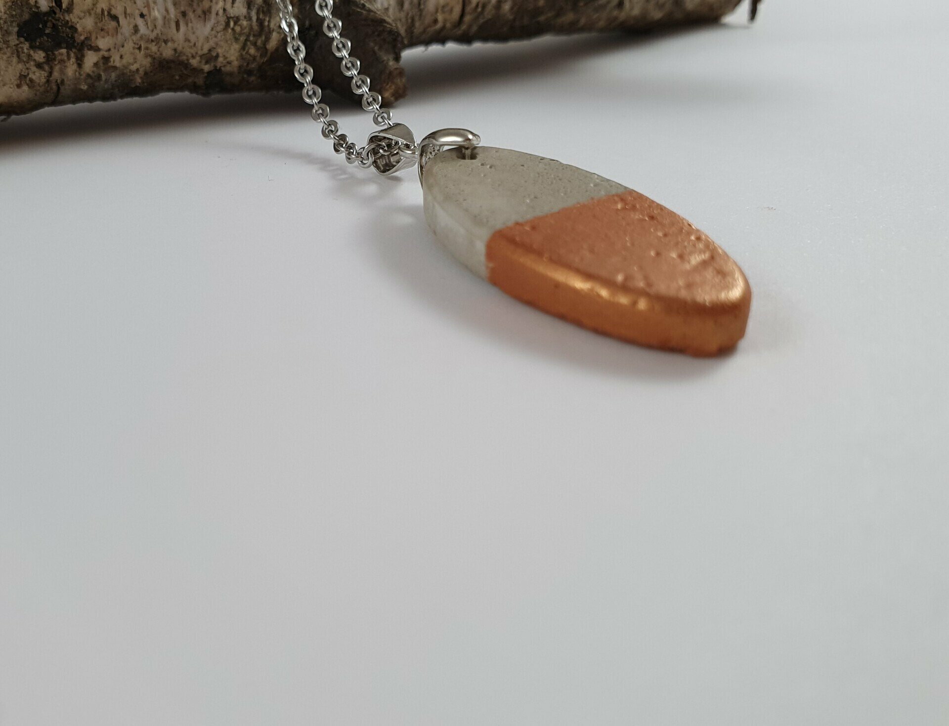 Beton Schmuck Halskette länglich-oval grau kupfer