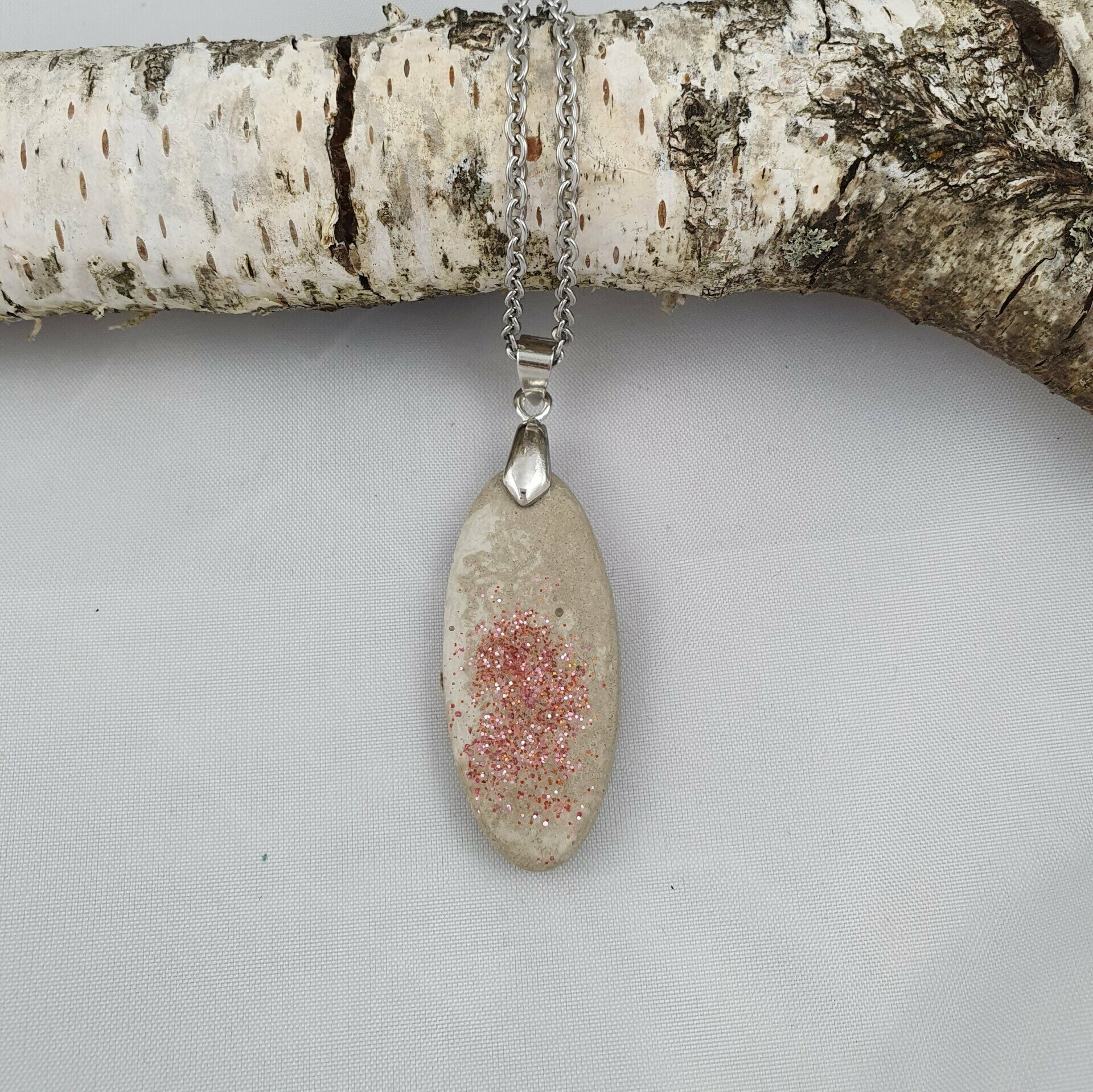 Beton Schmuck Halskette länglich-oval grau rosa