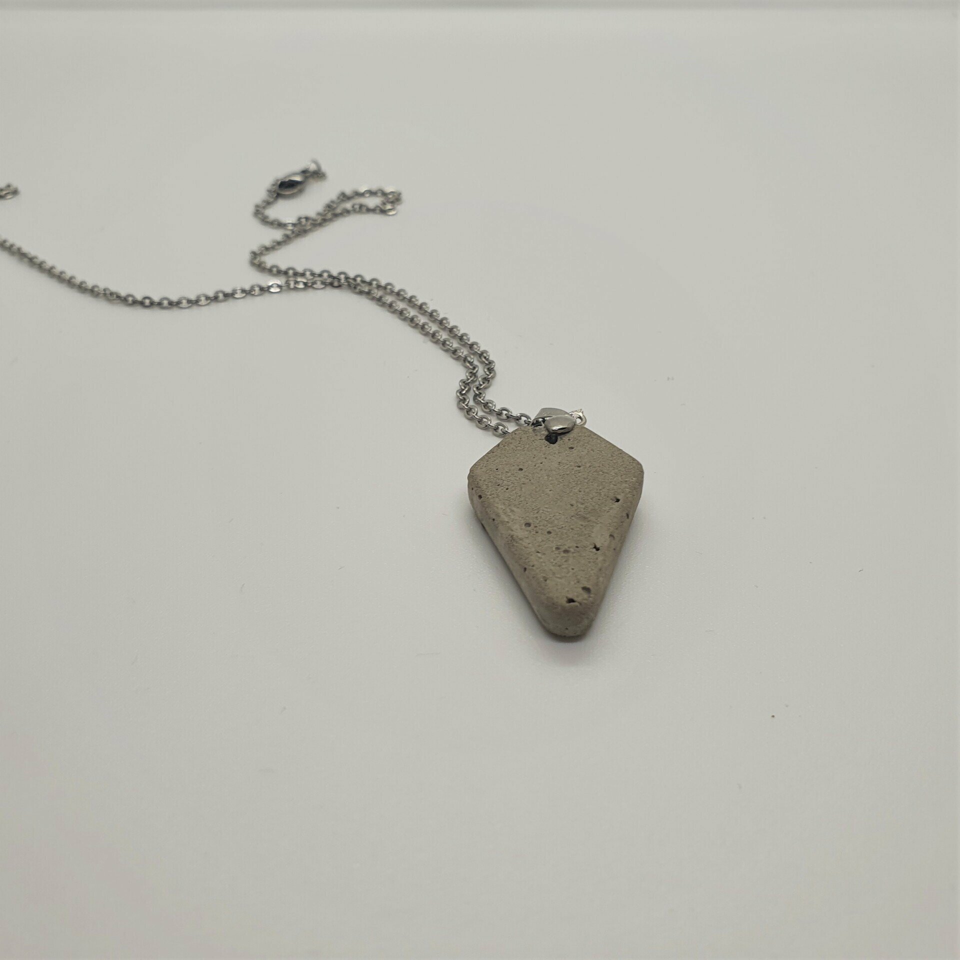 Beton Schmuck Halskette raute grau pur