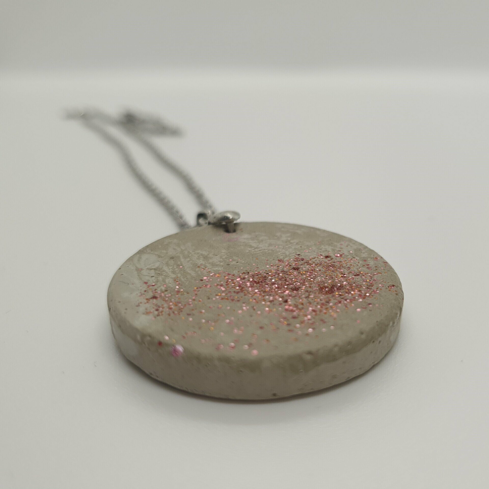 Beton Schmuck Halskette rund grau rosa