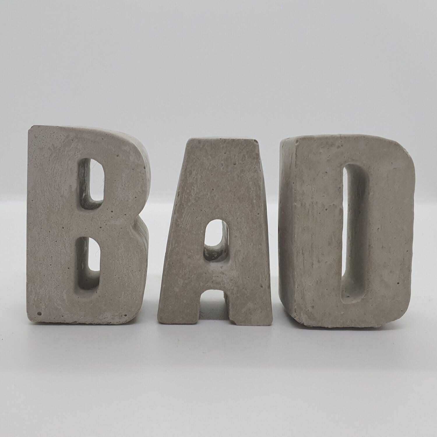 Beton Buchstaben "Bad" Schriftzug für das Badezimmer