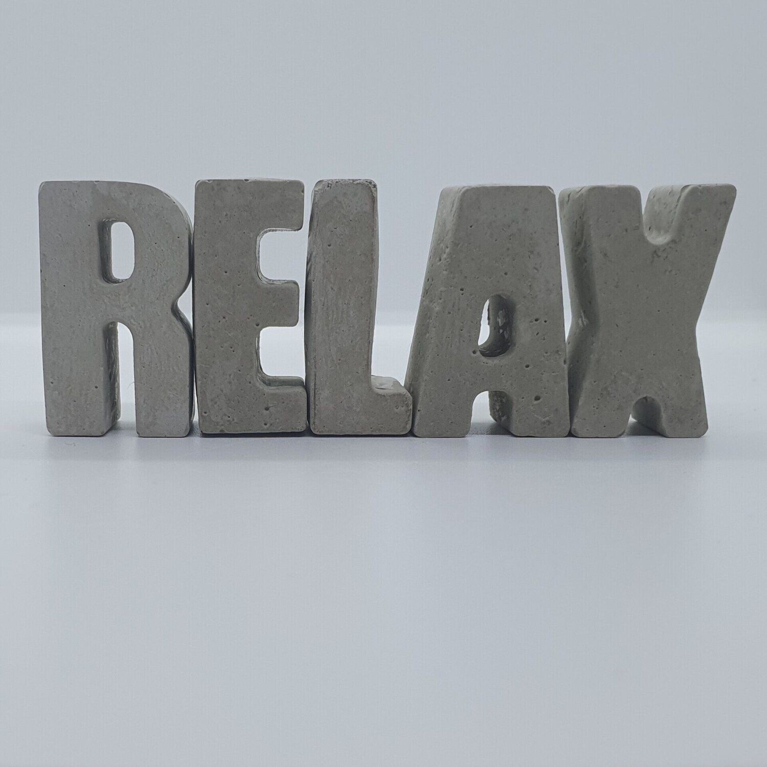 Beton Buchstaben "Relax" Schriftzug