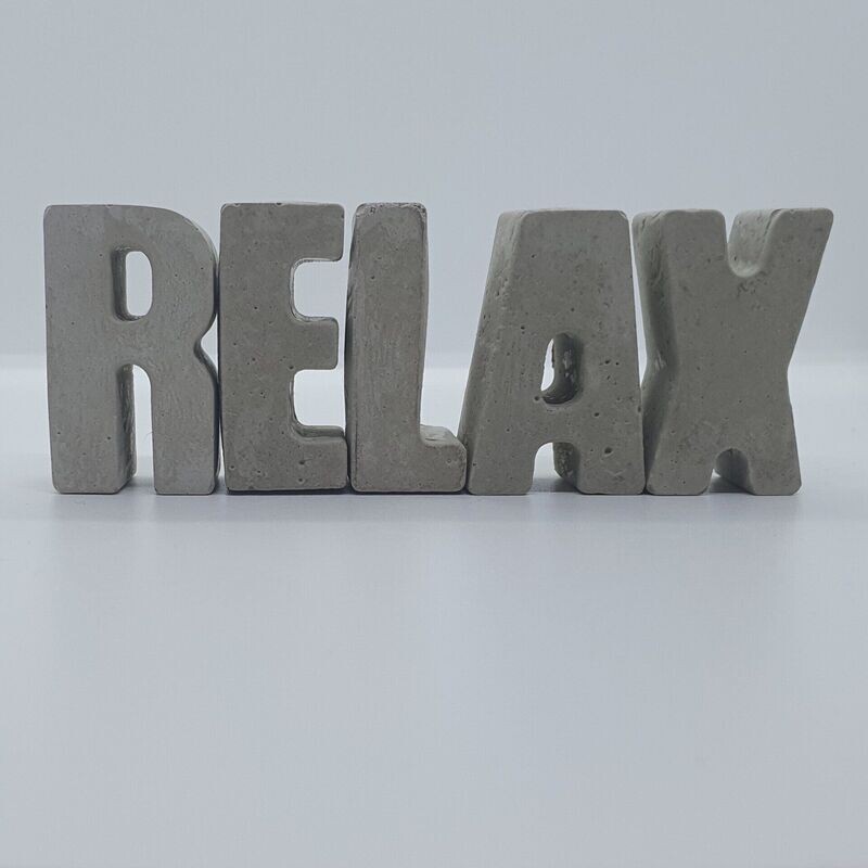 Beton Buchstaben "Relax" Schriftzug