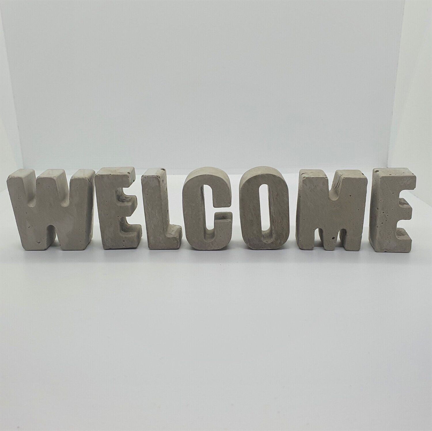 Beton Buchstaben "Welcome" Schriftzug