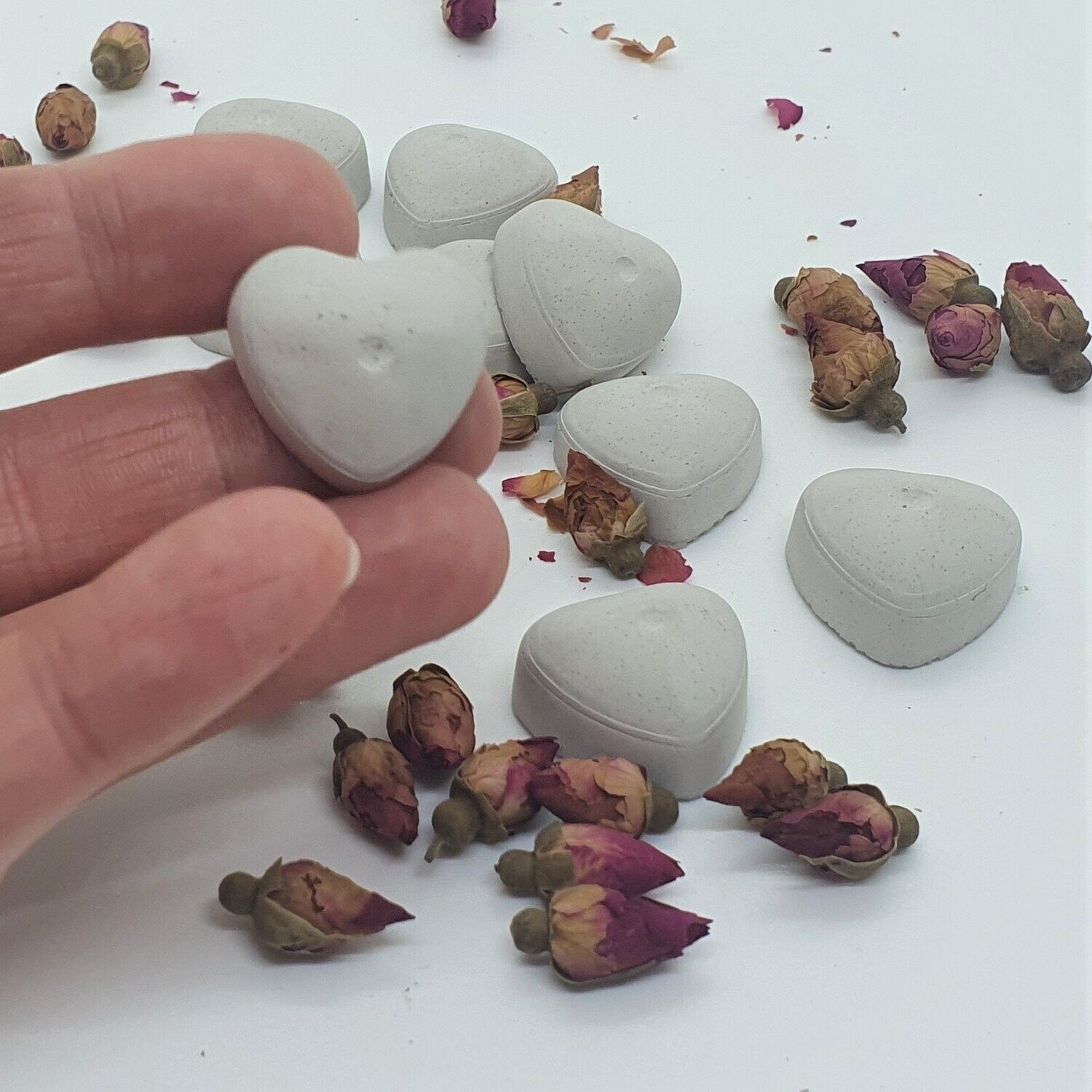 10 kleine Herzen aus Beton als Hochzeitsdeko