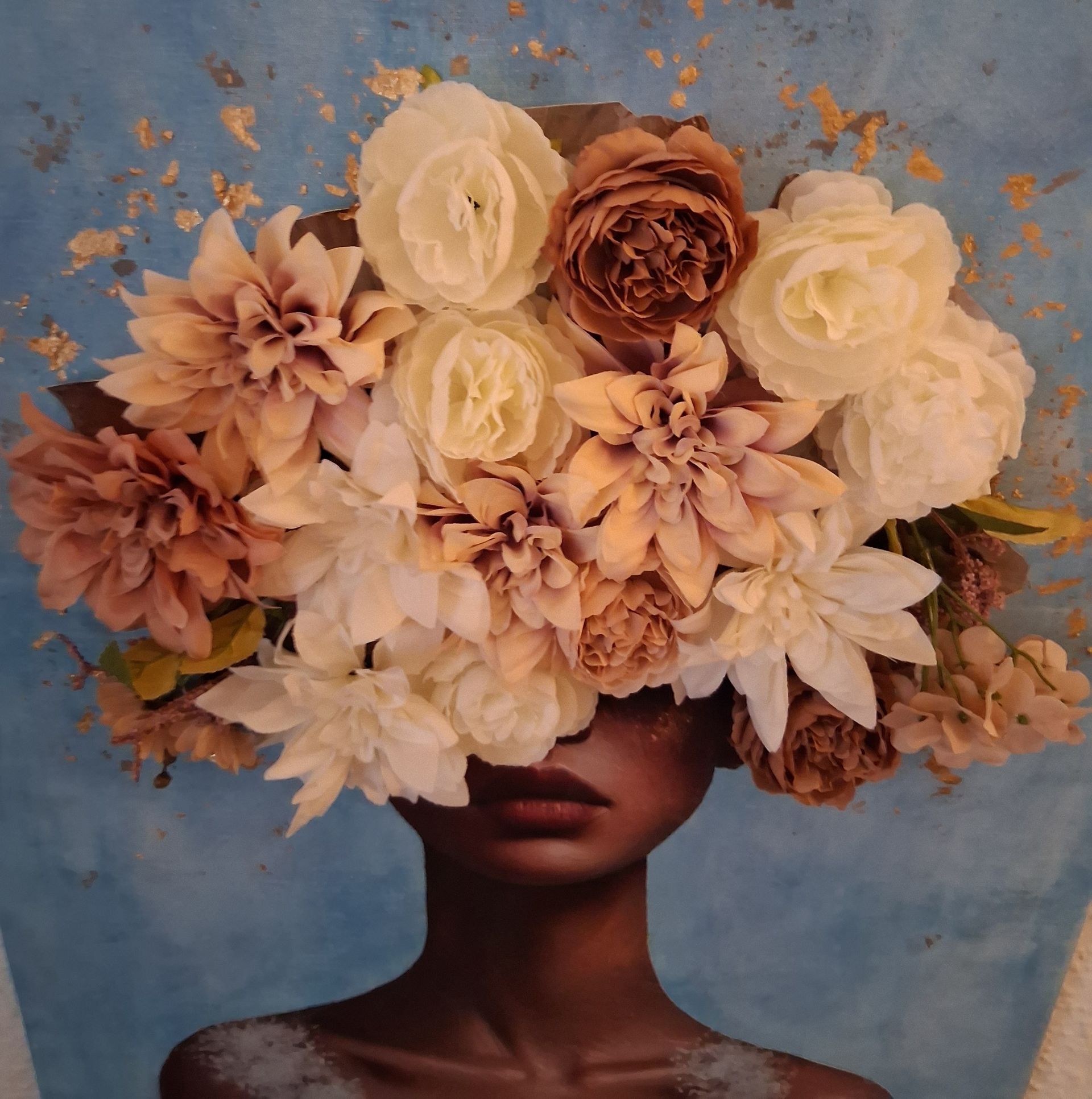 Wandkunst Frau mit Blütenkopf blau