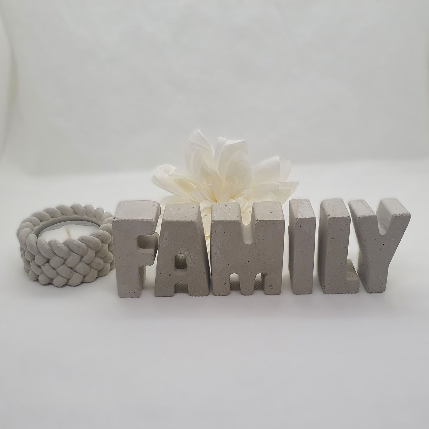 Beton Buchstaben "Family" Schriftzug