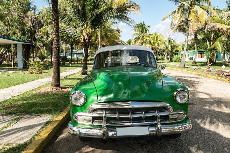 Kunstdruck auf Leinwand Grüner Oldtimer in Kuba