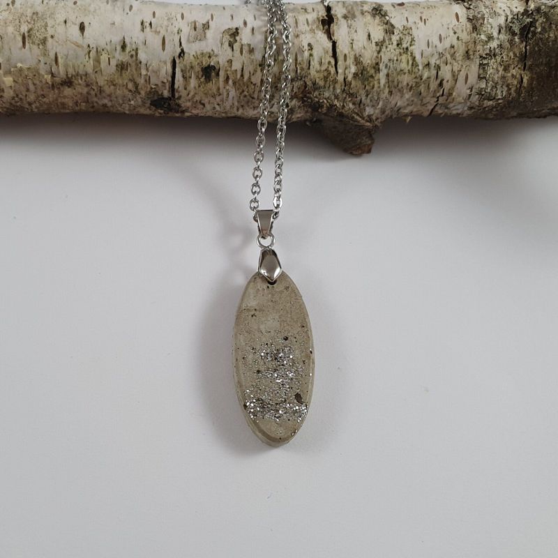 Halskette Beton silberne Steinchen grau länglich-oval Halskette Beton silberne Steinchen grau länglich-oval