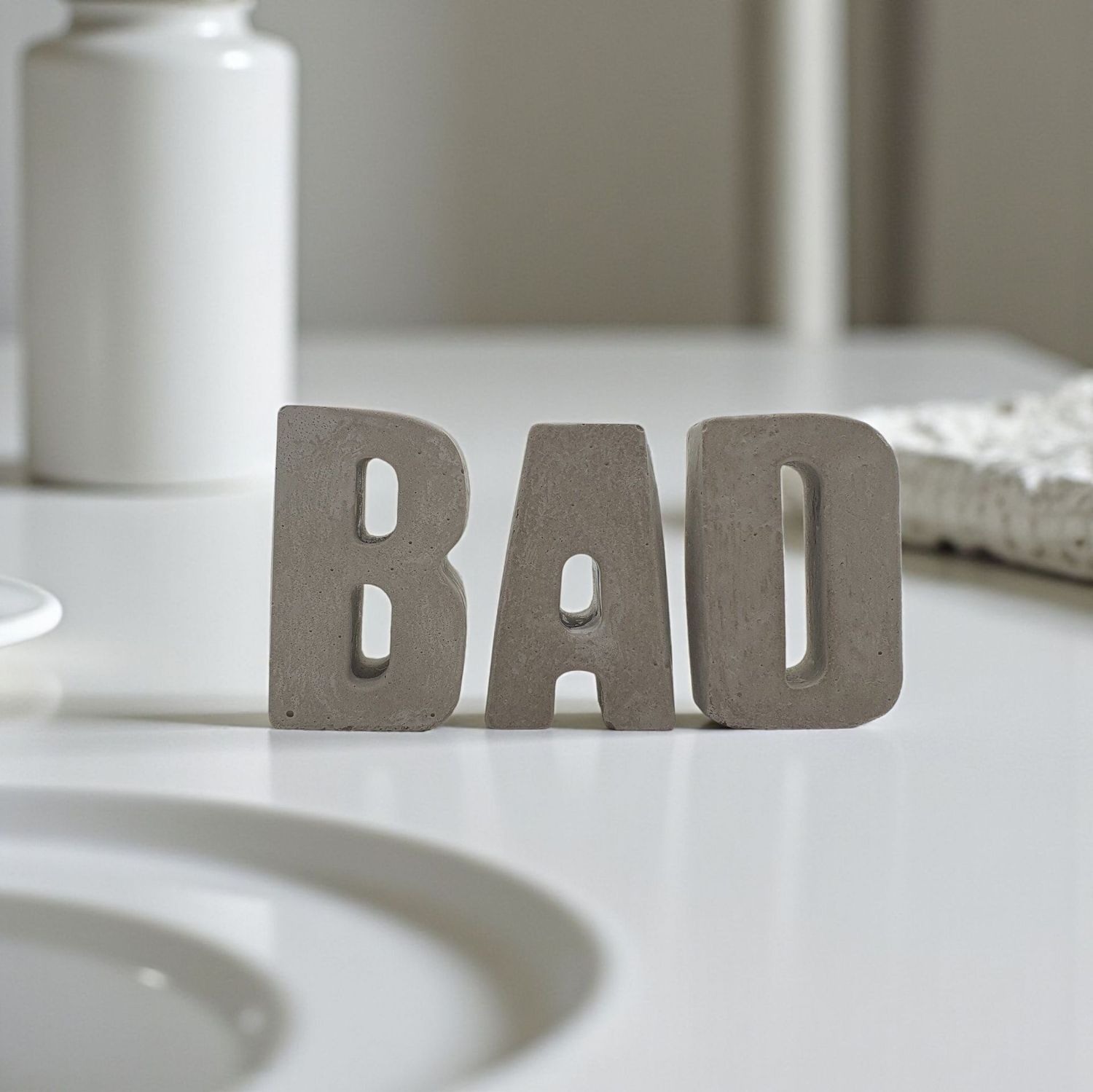 Buchstaben Beton "BAD" Schriftzug für das Badezimmer