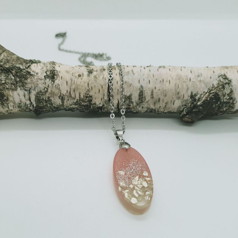 Halskette Resin rosa und klar mit goldfarbenen Steinchen länglich-oval Halskette Resin rosa und klar mit goldfarbenen Steinchen länglich-oval