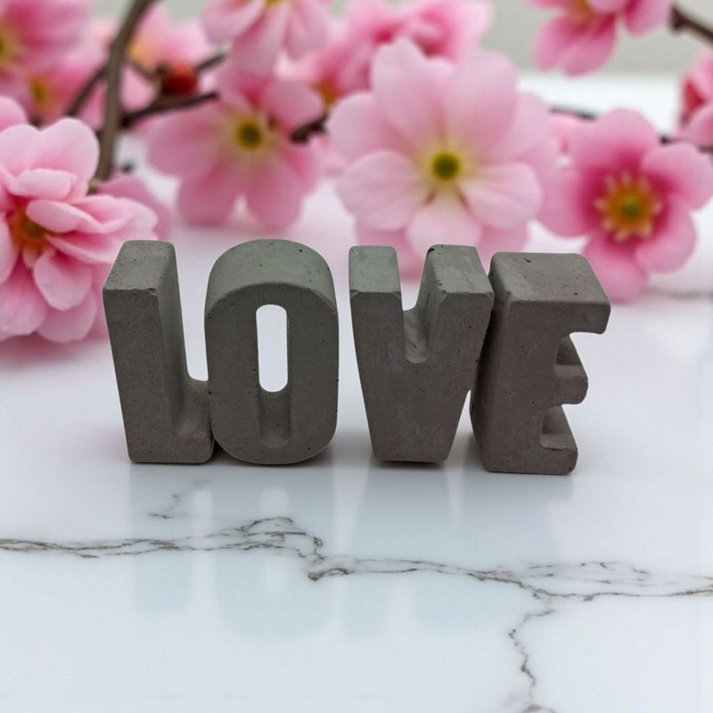 Buchstaben Beton "LOVE" Schriftzug