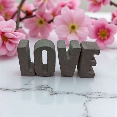 Buchstaben Beton "LOVE" Schriftzug