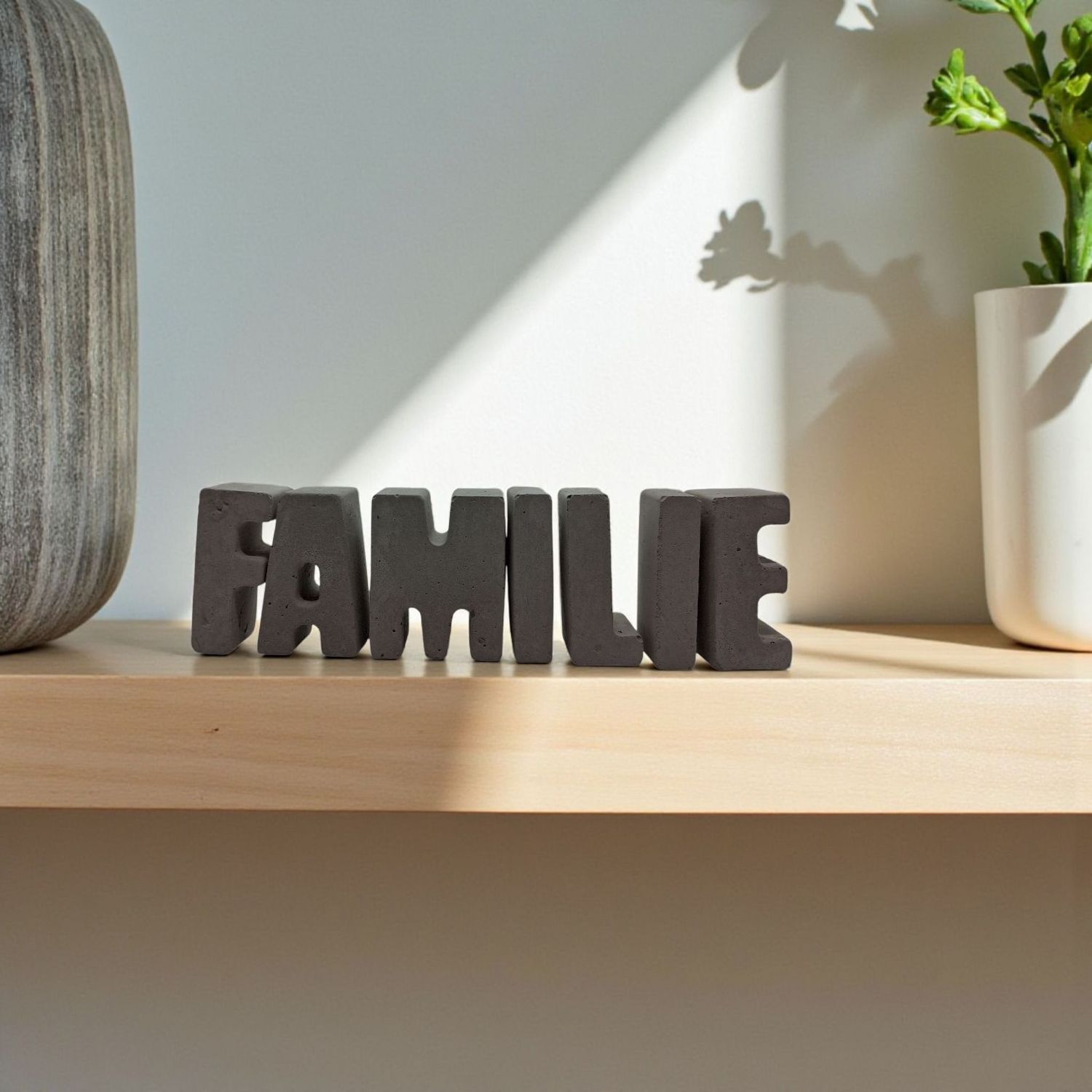 Buchstaben Beton "FAMILIE" Schriftzug