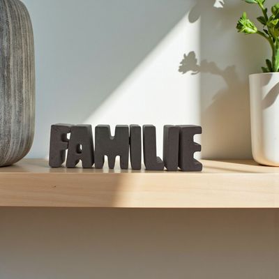 Buchstaben Beton "FAMILIE" Schriftzug