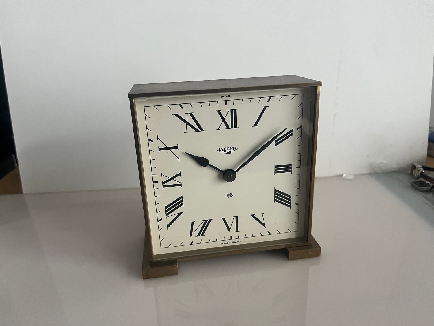 JAEGER Paris Electronic Clock, vergoldet, sehr schlicht