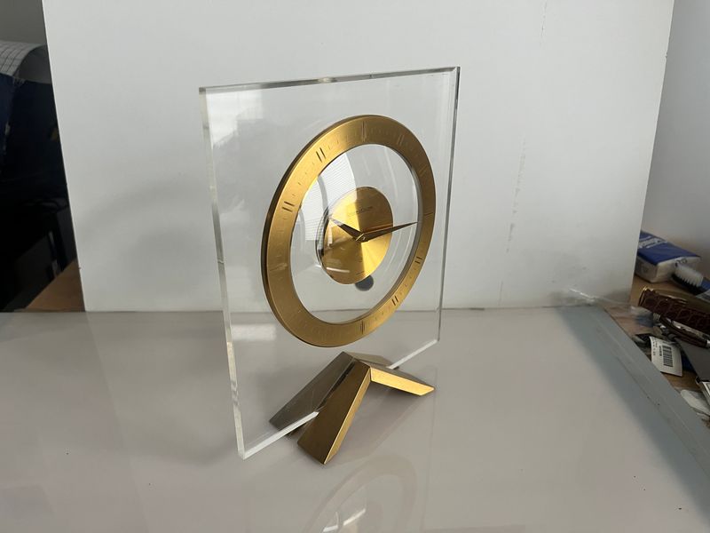 Jaeger LeCoultre Mystery Clock mit Plexi / vergoldetem Messing Jaeger LeCoultre Mystery Clock mit Plexi / vergoldetem Messing