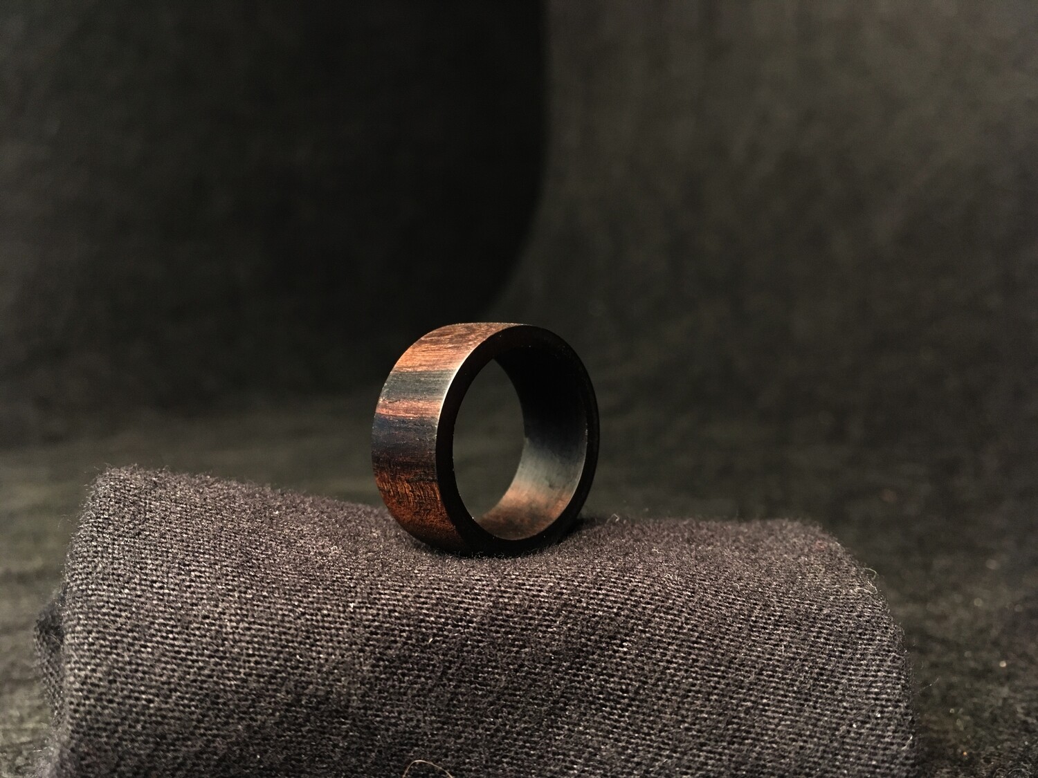Anillo de ébano exótico | Exotic mahogany