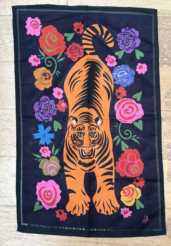Tea towel - Growling Tiger on black